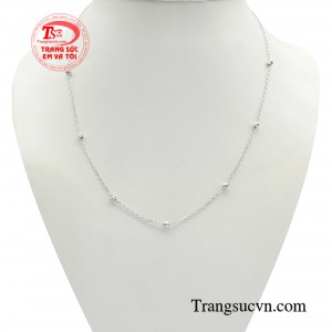 Dây chuyền nữ vàng trắng yêu kiều là món trang sức nhẹ nhàng được nàng diện trên phần xương quai xanh dễ dàng thu hút sự chú ý từ những người xung quanh.