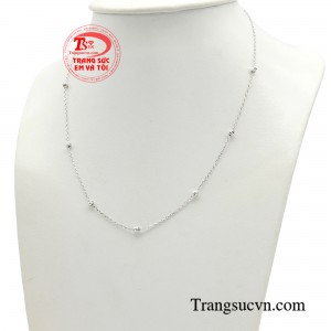 Đặc biệt, sản phẩm được chế tác từ chất liệu vàng trắng 18k càng giúp nàng khoe trọn vùng cổ thanh mảnh và quyến rũ của mình.