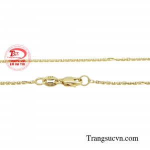 Dây chuyền nữ vàng làm nổi bật vẻ đẹp tự nhiên và nữ tính của người đeo. 
