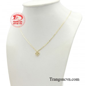 Mẫu dây chuyền được thiết kế với hình ảnh cỏ bốn lá, biểu tượng của sự may mắn và tình yêu hi vọng trong cuộc sống.