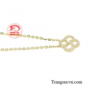 Chỉ cần đeo một sợi dây chuyền, chiếc cổ cao và bờ vai hững hờ của các cô nàng dễ dàng thu hút ánh nhìn đầy mê hoặc từ xung quanh.
