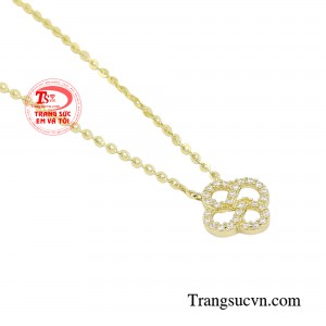 Chiếc dây chuyền là món quà ý nghĩa dành tặng cho chính mình hay người thân, bạn bè.