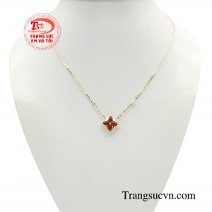 Dây chuyền thời thượng quyến rũ mang thiết kế ấn tượng gợi lên những xúc cảm đặc biệt, mang vẻ đẹp đầy mộng mơ nhưng cũng không kém phần quý phái, sang trọng. 