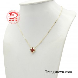 Chiếc dây chuyền không chỉ sở hữu diện mạo sang trọng, tao nhã, tỉ mỉ, chứa đầy sự nữ tính, quyến rũ mà còn ẩn náu những câu chuyện thú vị đầy mộng mơ. 