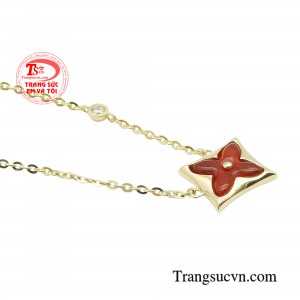 Không chỉ khiến người khác đắm say bởi sự tinh tế, trang nhã, sản phẩm còn mang tính đa dụng, có thể biến tấu theo nhiều phong cách