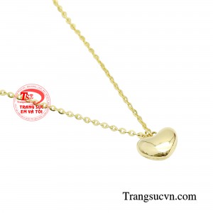 Khi mang trên mình trang sức trái tim người phụ nữ sẽ luôn gặp may mắn trong chuyện tình cảm, luôn được hạnh phúc viên mãn.