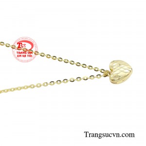 Dây chuyền trái tim gây ấn tượng đặc biệt bởi ý nghĩa mà người tặng gửi gắm đến chủ nhân, giúp nàng hiểu được tình cảm chân thành.