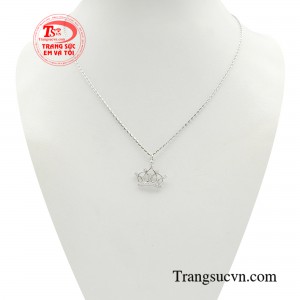 Dây chuyền vương miện thời trang được thiết kế với sang trọng thể hiện sự độc đáo từ kiểu dáng cho đến màu sắc phù hợp với những bạn trẻ yêu thích sự thanh lịch và nhẹ nhàng.