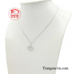 Dây chuyền thiết kế hình ảnh vương miện thể hiện sức mạnh niềm tự hào.