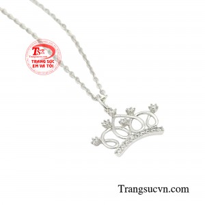 Đồng thời nó còn tượng trưng cho niềm khát khao vươn lên mạnh mẽ của phụ nữ.