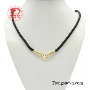 Dây dù bọc rồng uy quyền là sự kết hợp giữa dây dù chắc chắn và hình ảnh rồng vàng được gia công tinh xảo và tỉ mỉ.