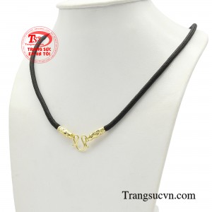 Chất liệu vàng 18k bền đẹp cùng hình tượng rồng vàng uy nghi, dũng mãnh đem đến nhiều may mắn, tài lộc.