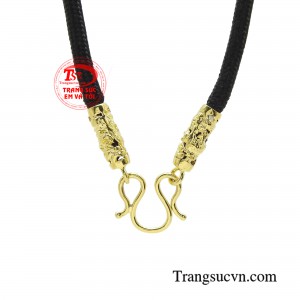 Mẫu dây chuyền này giúp tôn lên sức mạnh, uy quyền của người sở hữu.