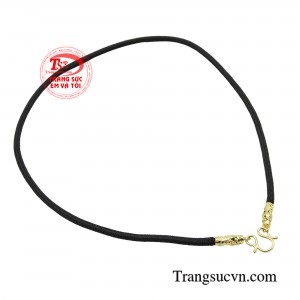 Vậy nên một chiếc dây dù mang hoạ tiết rồng sẽ là món trang sức không thể thiếu cho đấng mày râu, khẳng định được địa vị trong mắt người mọi người xung quanh.