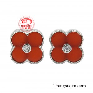 Hoa tai nữ vàng trắng may mắn sở hữu tông màu nổi bật cùng thiết kế tinh tế đem đến cho người mang vẻ đẹp sang trọng cuốn hút. 