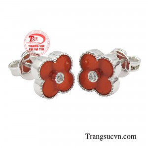 Đôi hoa tai không chỉ mang nét sang trọng, tao nhã, tỉ mỉ, chứa đầy sự nữ tính, mà còn chứa đựng cả một câu chuyện thú vị cùng sắc màu tươi tắn. 