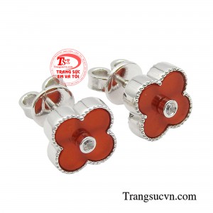 Sản phẩm có thể kết hợp với nhiều phong cách trang phục khác nhau.