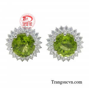 Hoa tai peridot thời thượng là sản phẩm được chế tác bằng chất liệu vàng trắng mang sắc nhẹ nhàng, tinh tế