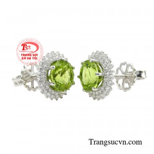 Màu xanh lục trong của đá Peridot kết hợp với màu trắng sáng của vàng cùng thiết kế như hình ảnh của hoa hướng dương - hoa mặt trời tỏa sáng lấp lánh vô cùng thu hút. 