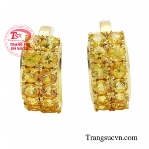 Hoa tai Saphir nữ tính được làm từ chất liệu vàng 18k kết hợp với các chi tiết tỉ mỉ giúp tôn lên vẻ đẹp của các cô nàng.