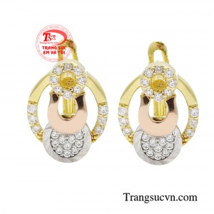 Hoa tai thời thượng quyến rũ mang đến cho nàng sự tự tin và vẻ ngoài lấp lánh như sương mai.
