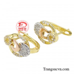 Hoa tai thời thượng quyến rũ khi sánh đôi cùng với những bộ trang phục xinh xắn sẽ giúp tổng thể của bạn trở nên hoàn hảo hơn bao giờ hết