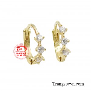 Hoa tai xinh xắn cho bé chính là món đồ trang sức đầu tiên mà hầu hết các mẹ sẽ chọn cho bé yêu của mình.