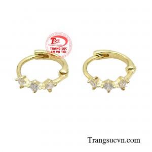 Hoa tai cho bé sơ sinh thiết kế hình tròn vừa đảm bảo tính thẩm mỹ vừa an toàn cho bé khi sử dụng.