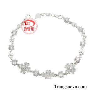 Lắc bạc nữ may mắn được làm hoàn toàn từ bạc 925 sáng bóng thiết kế đơn giản loại dây mảnh sẽ làm hài lòng các tín đồ say mê những món trang sức nhỏ xinh.
