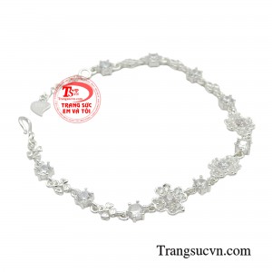 Khi đeo trên tay chiếc lắc mang đến niềm tin, hi vọng, tình yêu và sự may mắn cho người đeo, rất phù hợp để làm quà tặng cho người thân vào các dịp lễ tết.