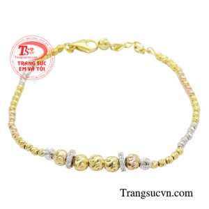 Lắc bi phong cách cá tính được kết hợp charm bi đủ kích thước màu sắc tinh tế và trẻ trung.