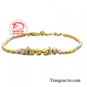 Với thiết kế từ các hạt đủ kích thước khác nhau sáng lấp lánh kết hợp với vàng 18k  giúp các nàng tự tin hơn mỗi khi tham gia các sự kiện.