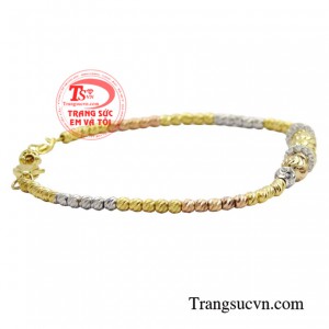 Bởi vậy mà chiếc lắc tay vô cùng phù hợp để tận dụng làm trang sức cho những buổi tiệc đêm, vì khả năng bắt sáng tốt khiến bạn trở nên nổi bật giữa đám đông.