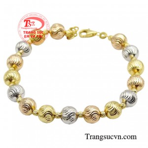 Lắc bi phong cách kiêu sa được chế tác tỉ mỉ trên chất liệu vàng 18k giúp cho sản phẩm tăng tính bền đep, không han gỉ.