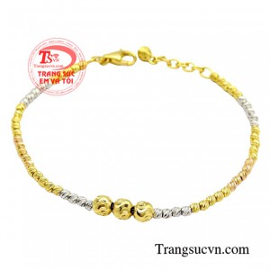 Lắc bi thời trang quyến rũ được thiết kế với những viên bi nhỏ xinh xắn, lấp lánh, tạo nên sự uyển chuyển và thu hút mọi ánh nhìn. 