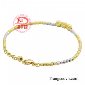 Thiết kế đơn giản nhưng tinh tế giúp tôn lên vẻ đẹp của đôi chân thon dài, đồng thời tạo điểm nhấn cho trang phục của bạn.