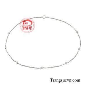 Lắc chân vàng sắc sảo luôn là một trang sức thời thượng giúp tôn lên vẻ đẹp rạng ngời cho người sở hữu. 