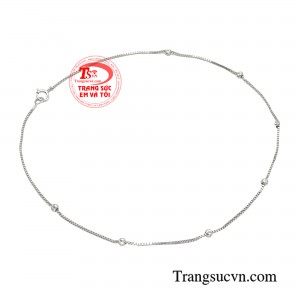 Theo phong thủy, hình vòng tròn không có điểm kết thúc của lắc chân chính là biểu tượng của sự đủ đầy, bình an, đem đến sức khỏe, vận khí cho người sở hữu.