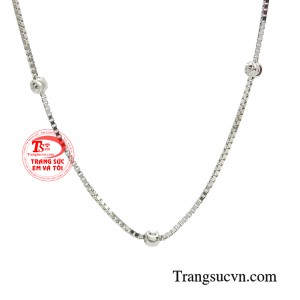 Hơn nữa, diện một chiếc lắc chân sáng bóng, được thiết kế đẹp mắt còn mang sự tự tin cho mỗi bước chân. 