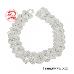 Lắc tay bạc nam bản lĩnh sở hữu thiết kế ấn tượng, được chế tác từ chất liệu bạc cao cấp thời thượng với chi tiết khóa cài chắc chắn