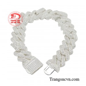 Mẫu lắc tay làm bật lên nét sang trọng đẳng cấp mang đến vẻ ngoài năng động, không kém phần trẻ trung cho chàng. 