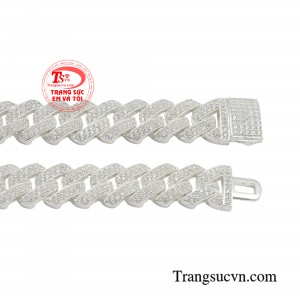 Ngoài ra với thiết kế sang trọng, mạnh mẽ, tạo nên dấu ấn cá tính riêng cho chàng không chỉ trong cuộc sống thường nhật mà còn trong các buổi tiệc tùng liên hoan. 