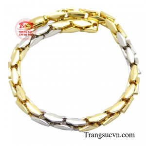 Lắc tay nam bản lĩnh được chế tác tinh xảo từ vàng Ý 10K cao cấp, mang đến vẻ đẹp sang trọng, đẳng cấp. 