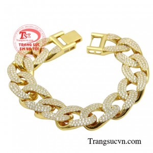 Lắc tay nam phong cách dũng mãnh được thiết kế độc đáo tạo thành những mắt xích kết hợp với những viên đá sáng lấp lánh.