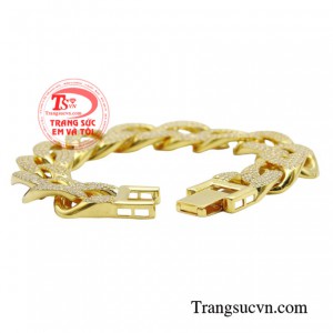 Không chỉ vẻ đẹp bề ngoài mà khi đấng mày râu đeo chiếc vòng trên nó còn mang lại nhiều may mắn trong cuộc sống.