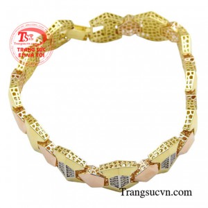 Lắc tay nam phong cách thời thượng với chế tác vàng 18k giúp bạn trở nên mới lạ và thu hút hơn bao giờ hết mọi ánh nhìn của người khác. 