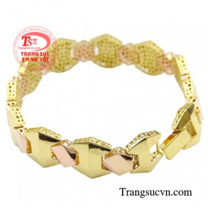 Chính vì thế các anh nên chọn cho mình những chiếc lắc tay phù hợp để khẳng định mình.