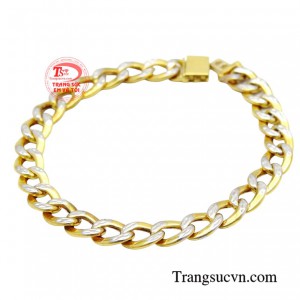 Nó không chỉ thể hiện quyền lực mà còn thể hiện sự cá tính và đẳng cấp của người đeo nó. Lắc tay nam vàng 10K được chế tác với kiểu dáng lắc hiện đại làm nổi bật cá tính của người đeo.