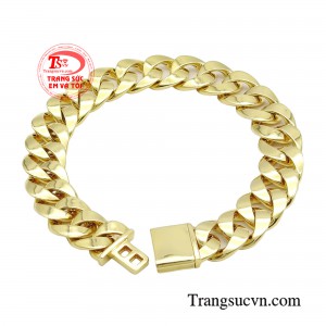 Lắc tay nam với thiết kế dây xích trơn đơn giản nhưng các chi tiết đều được chế tác rất tỉ mỉ, bề mặt được mài nhẵn, đánh bóng tạo độ sáng cho chiếc lắc.