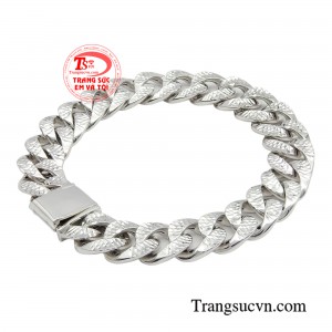 Ưu điểm của loại vàng trắng chính là mang màu sắc tươi trẻ, cá tính, năng động, phù hợp với những quý ông trẻ tuổi, yêu thích sự sành điệu.